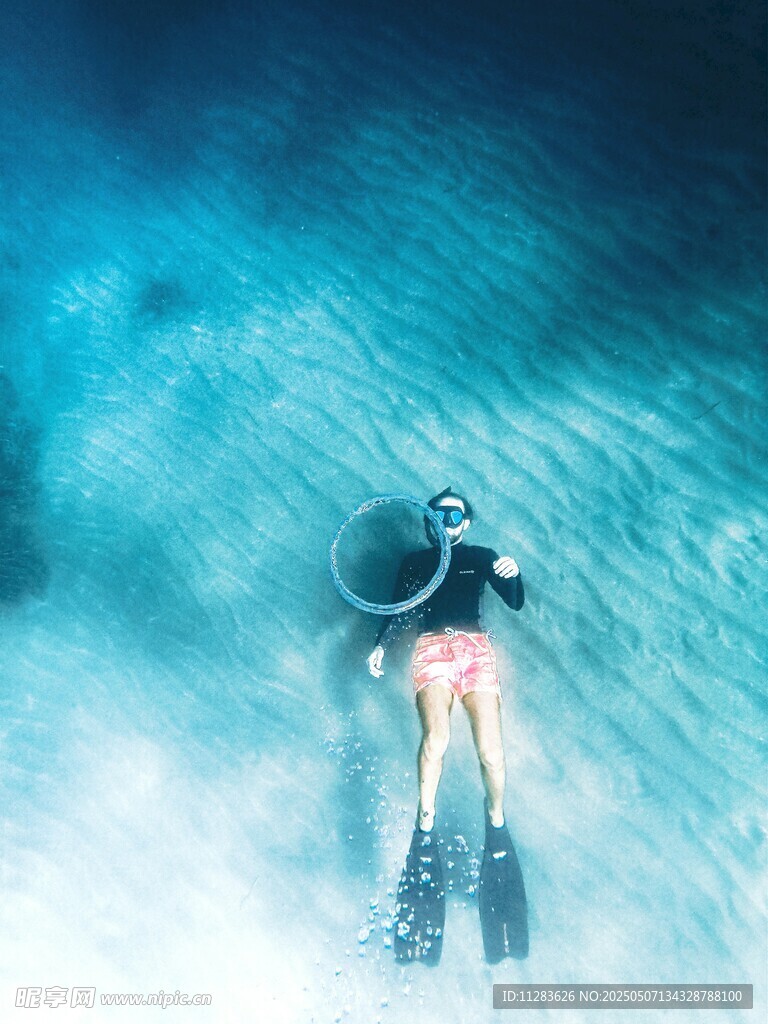 水下美人鱼般的自由潜水者