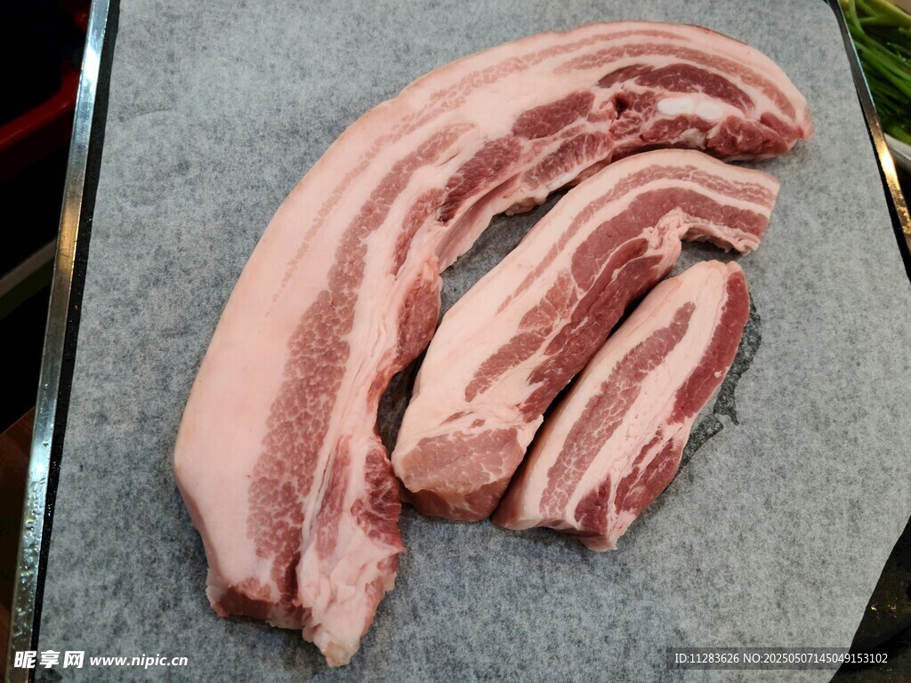 新鲜五花肉切片展示