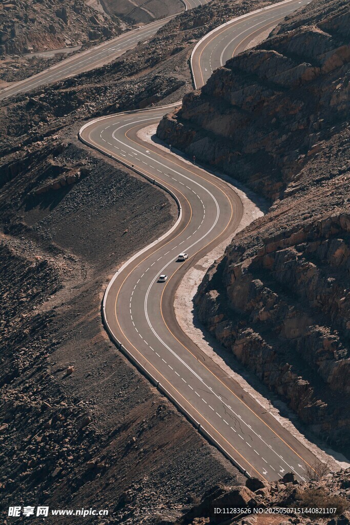 蜿蜒公路穿行于荒野之间