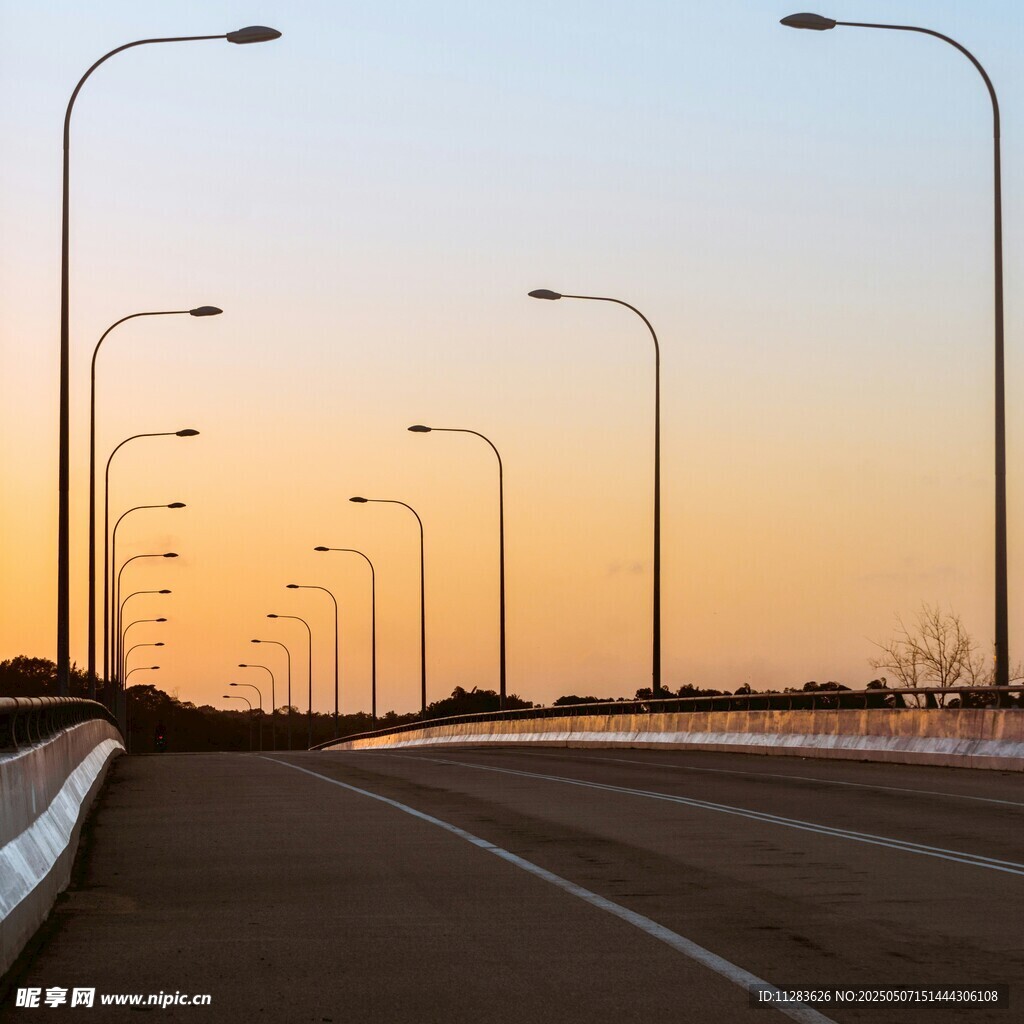 黄昏下的空旷道路与路灯