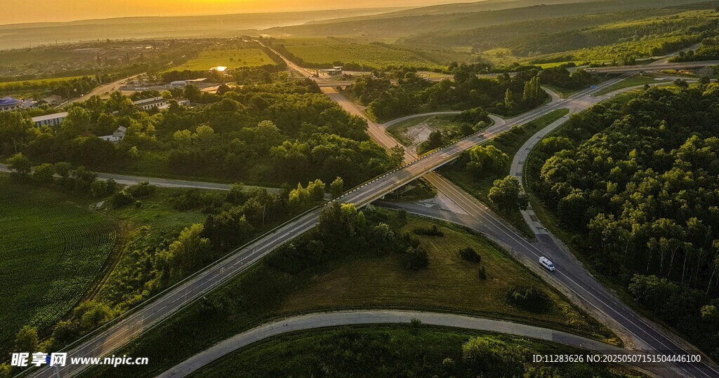 夕阳下的公路交汇景观
