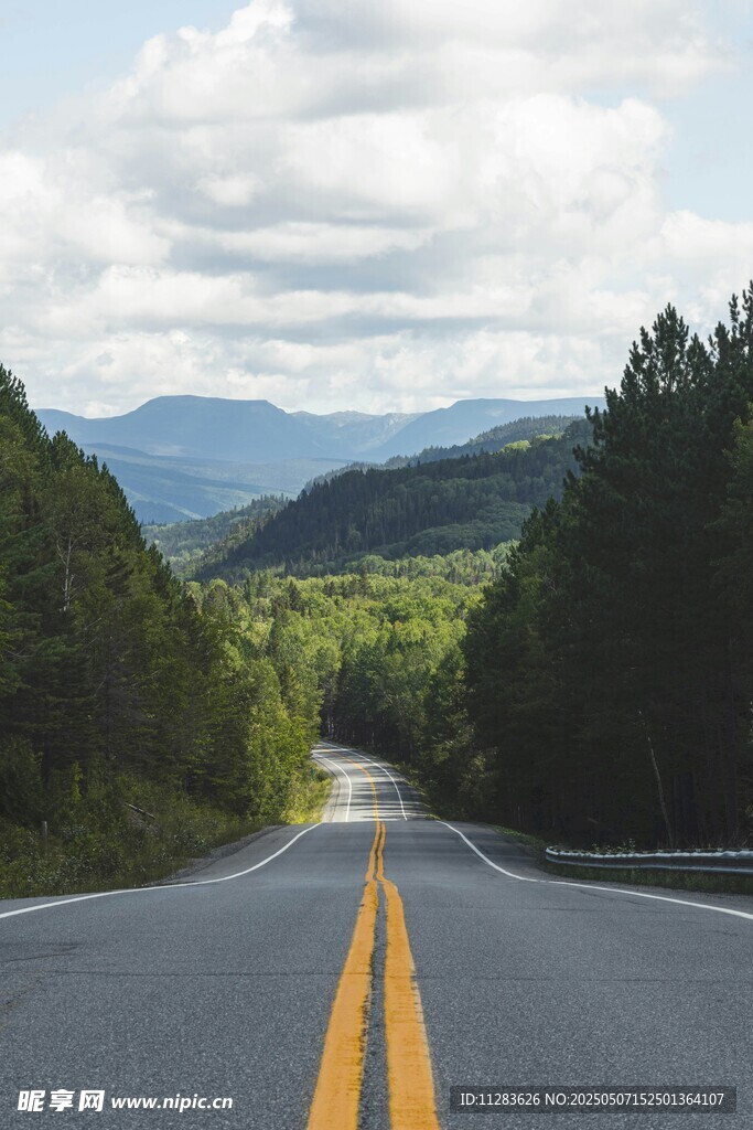 山间公路延伸向远方