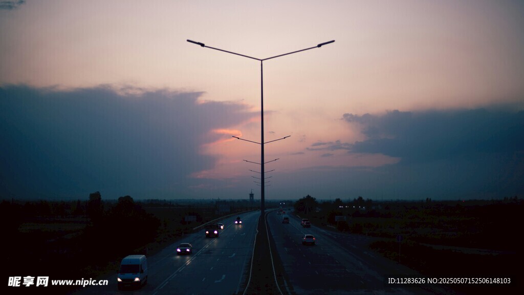 黄昏下的公路与行驶车辆