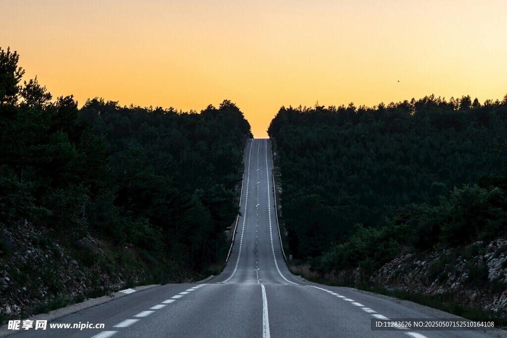 黄昏下的笔直公路美景