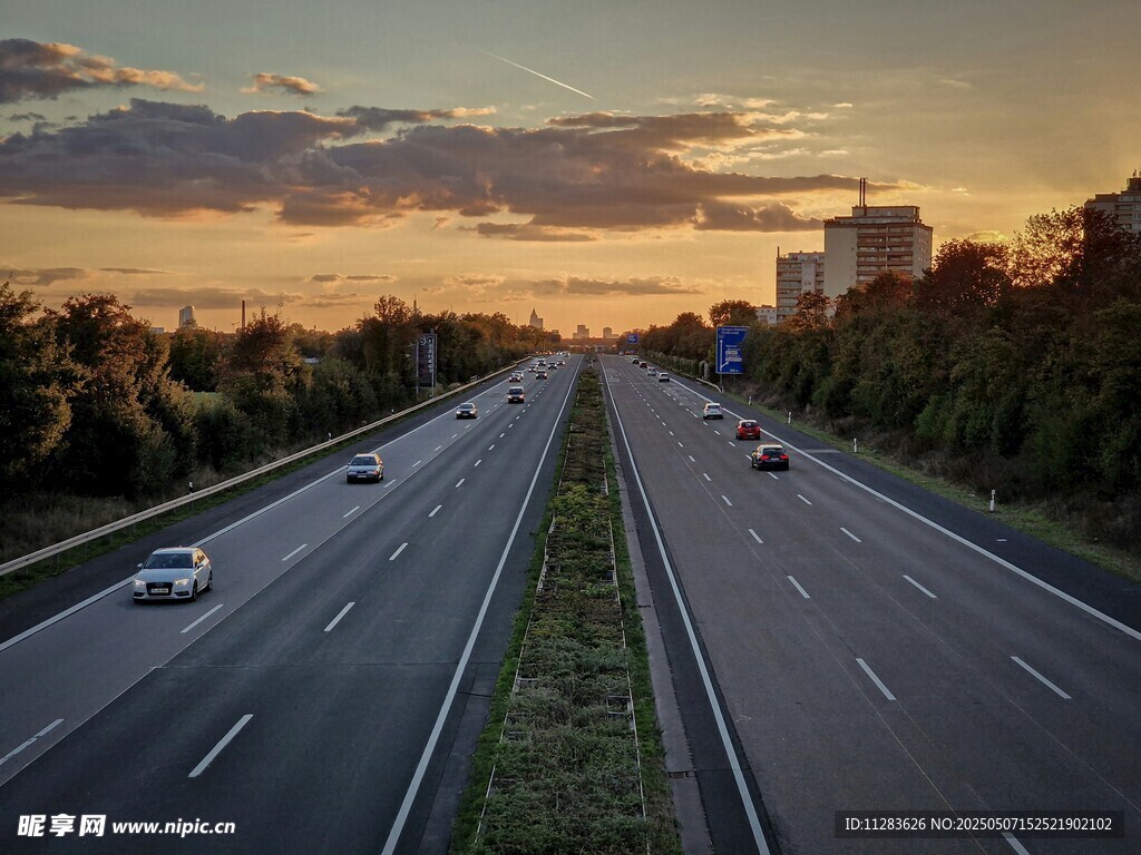黄昏下的公路与行驶车辆
