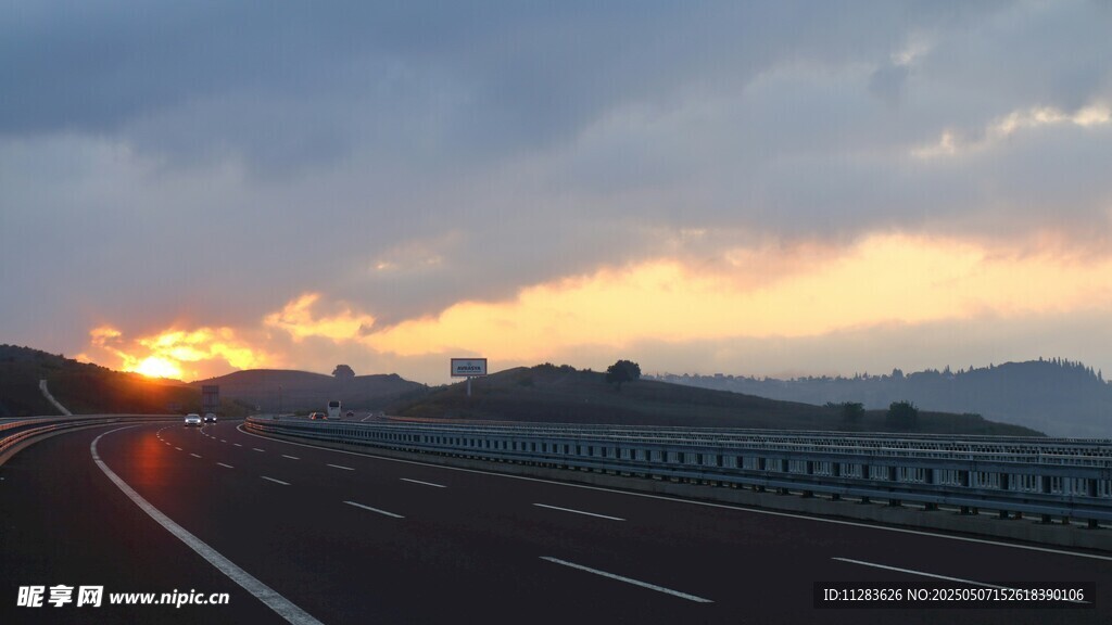 公路上的壮丽日落景观