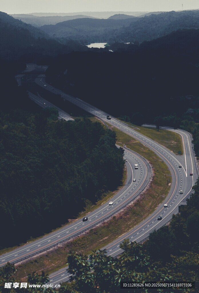 蜿蜒公路穿梭于山林间