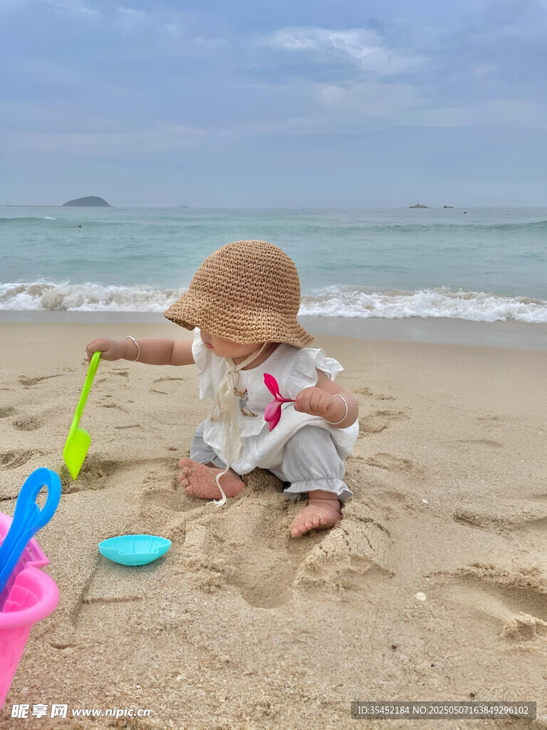 宝宝海边玩沙