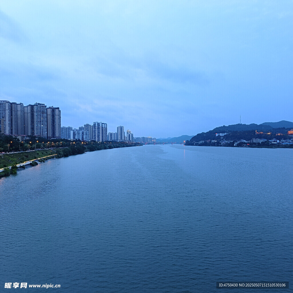 河畔城市风光美景