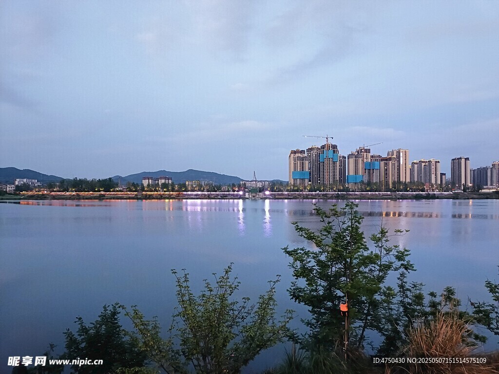 湖畔城市风光美景