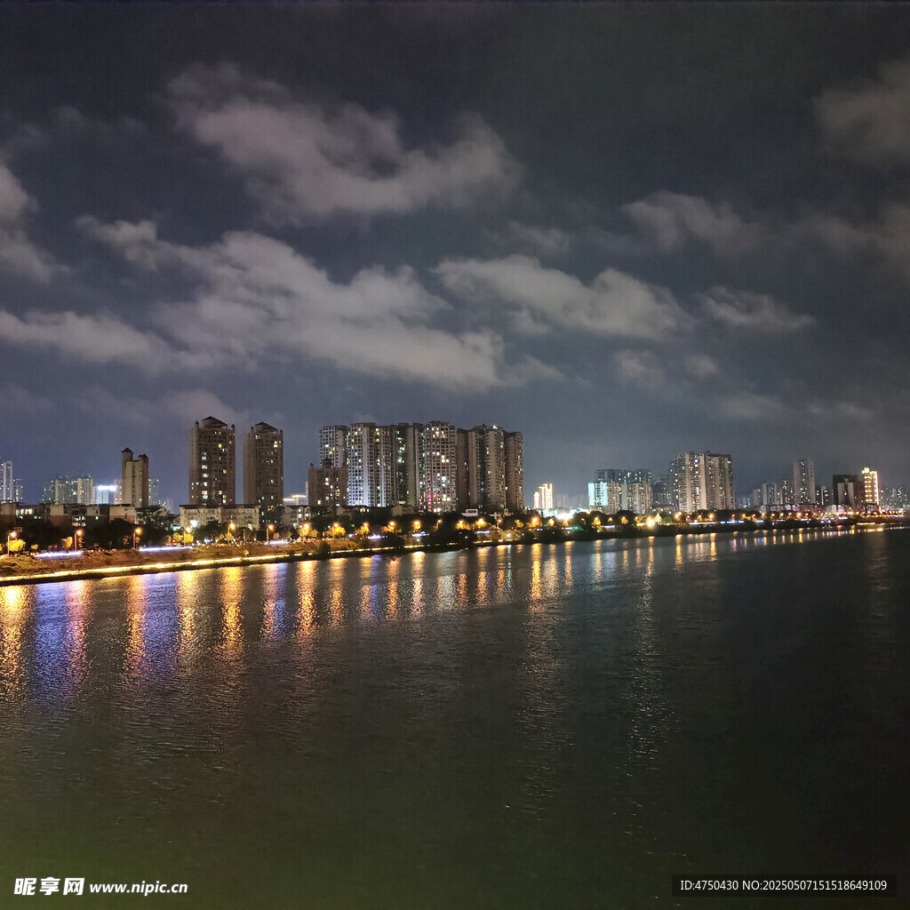 城市河畔璀璨夜景