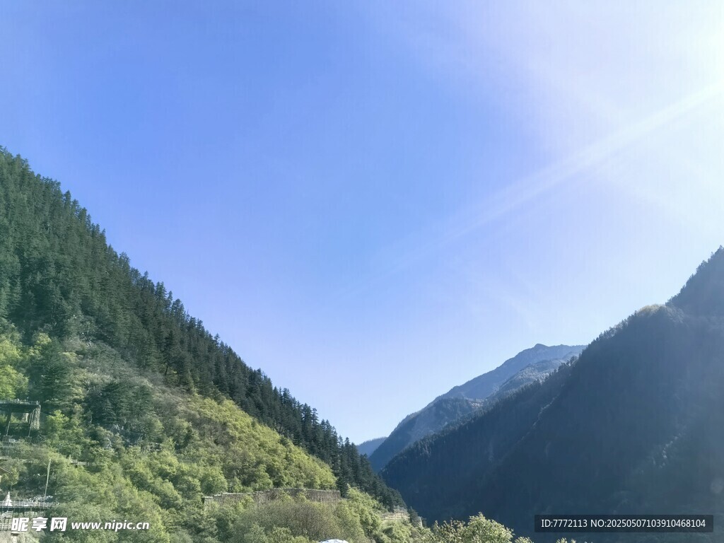 九寨沟 山间美景 阳光照耀山谷