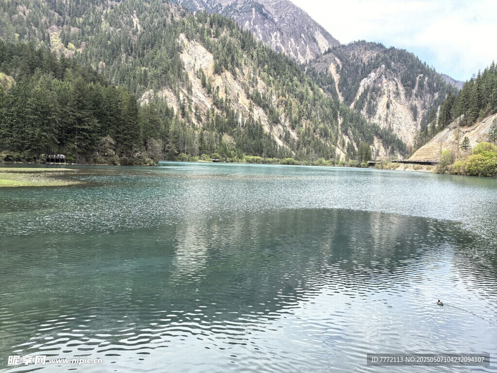 山间静谧湖泊美景