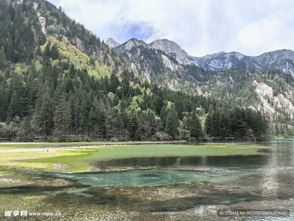 山间清澈湖泊美景