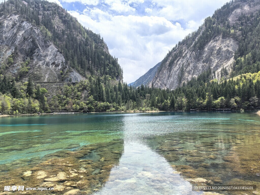 九寨沟 山间清澈湖泊美景