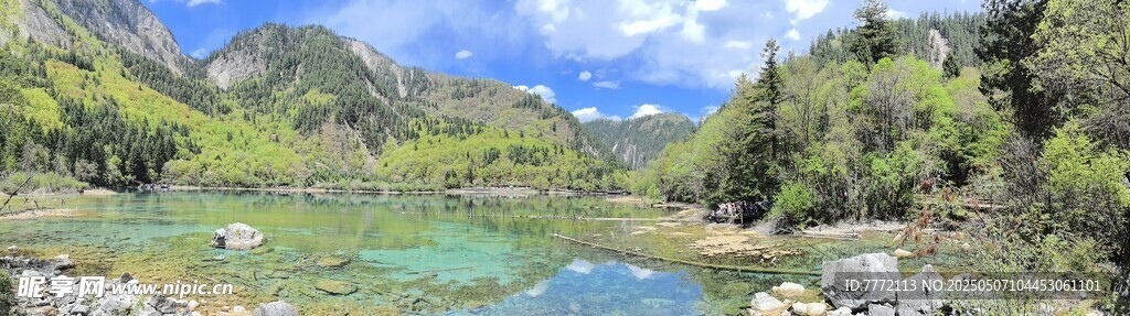九寨沟 秀丽山水间的澄澈湖泊