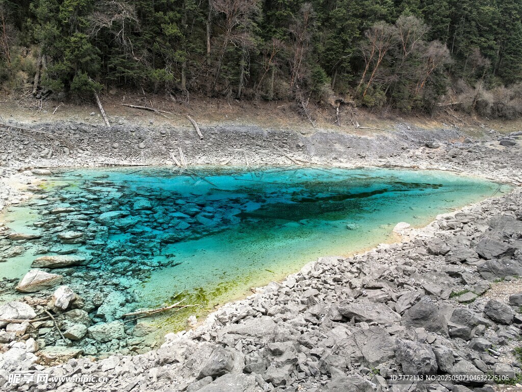 五彩池 山间清澈蓝绿潭水景观