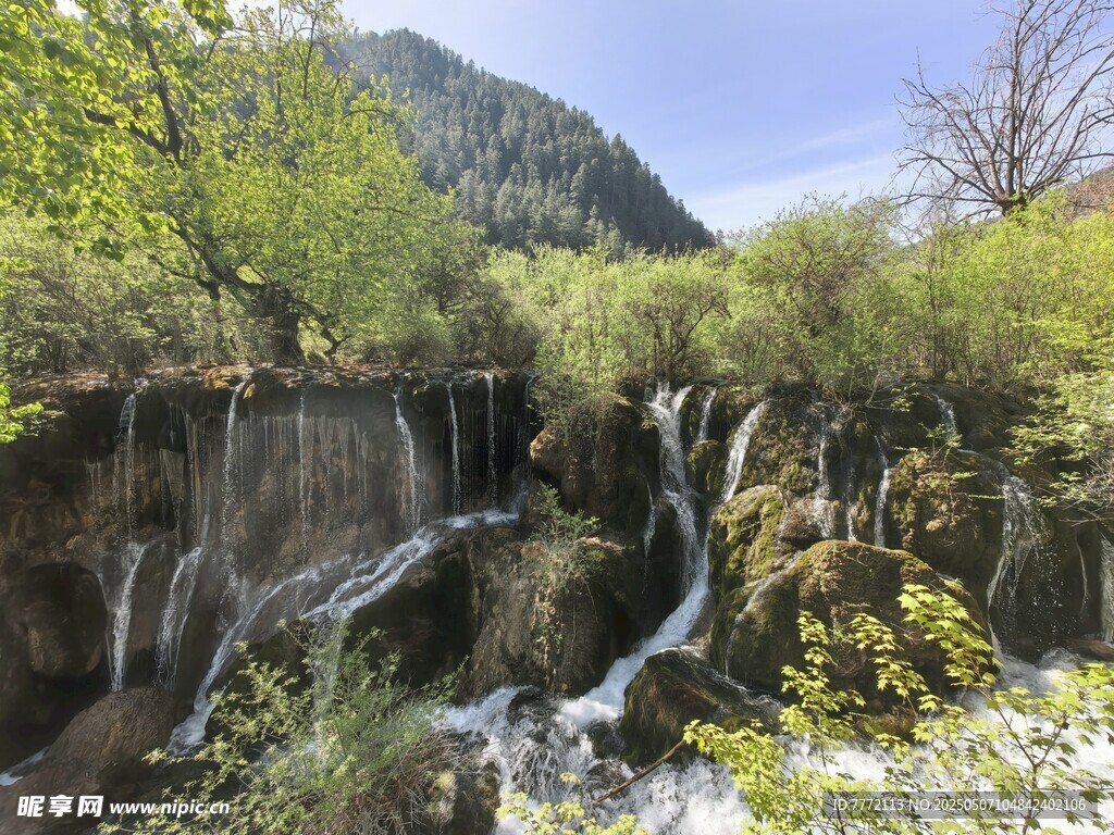 九寨沟 山间秀丽瀑布景观