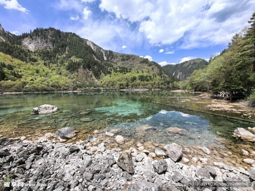 九寨沟 山间清澈碧湖美景