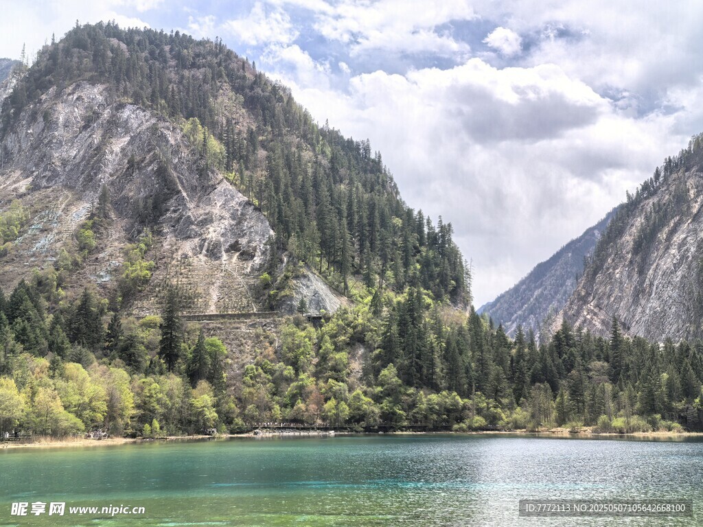 九寨沟 秀丽山水间的碧绿湖泊