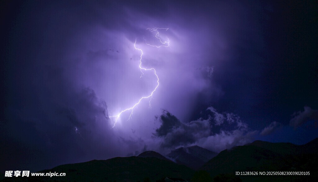 夜空闪电划破黑暗景象