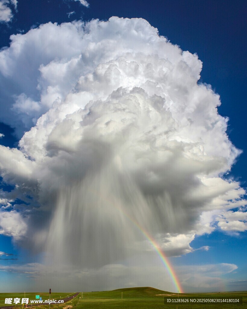 壮观积雨云倾泻磅礴雨幕