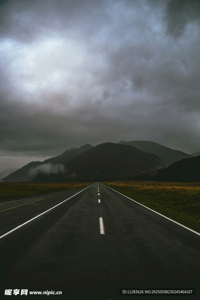 乌云下的空旷公路