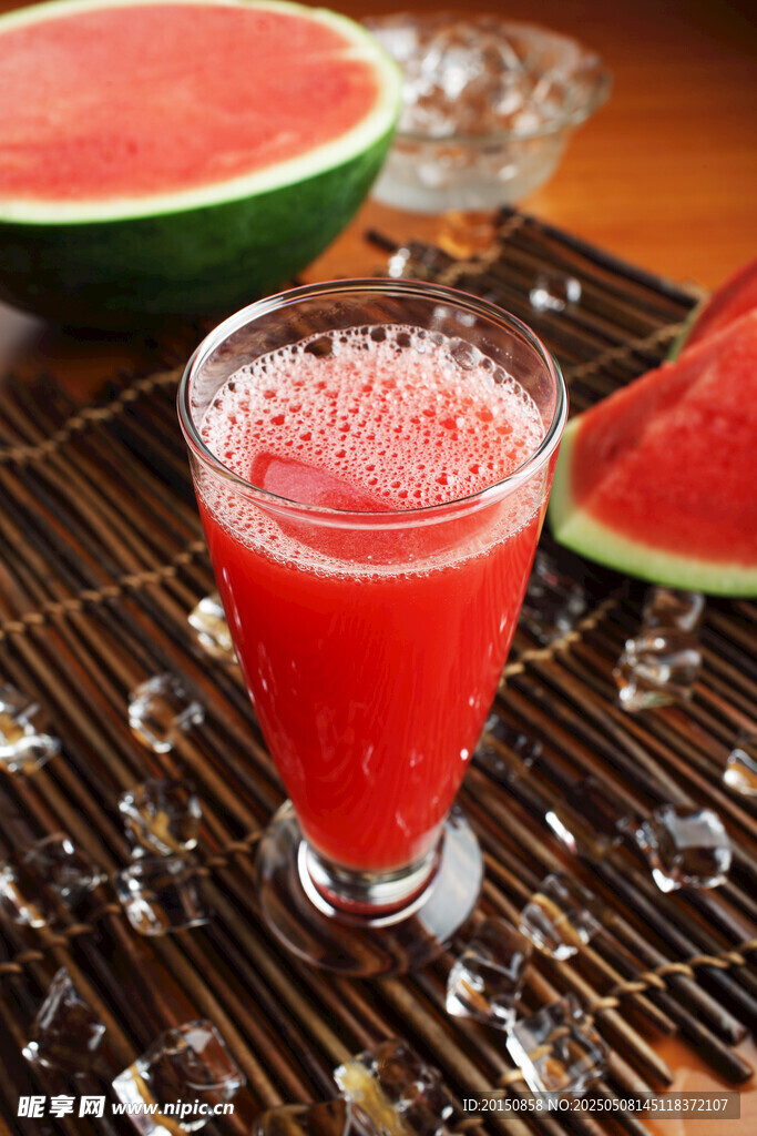 鲜榨西瓜汁饮品图片