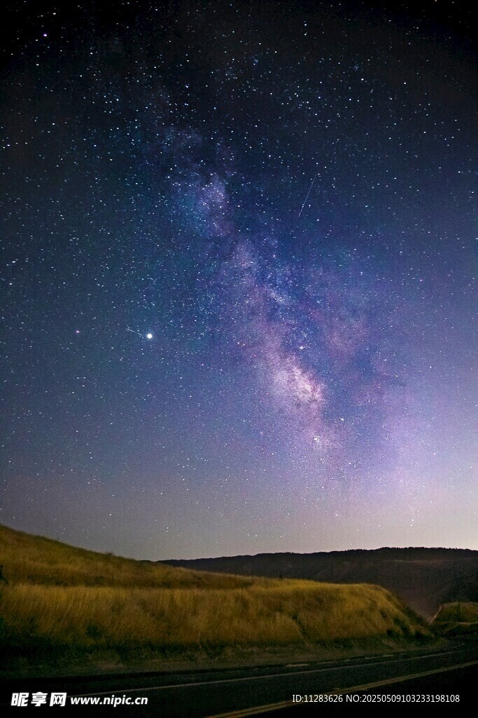 夜空下的草原与璀璨星河