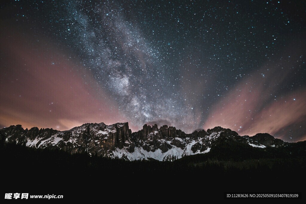 星空下的壮丽雪山景观