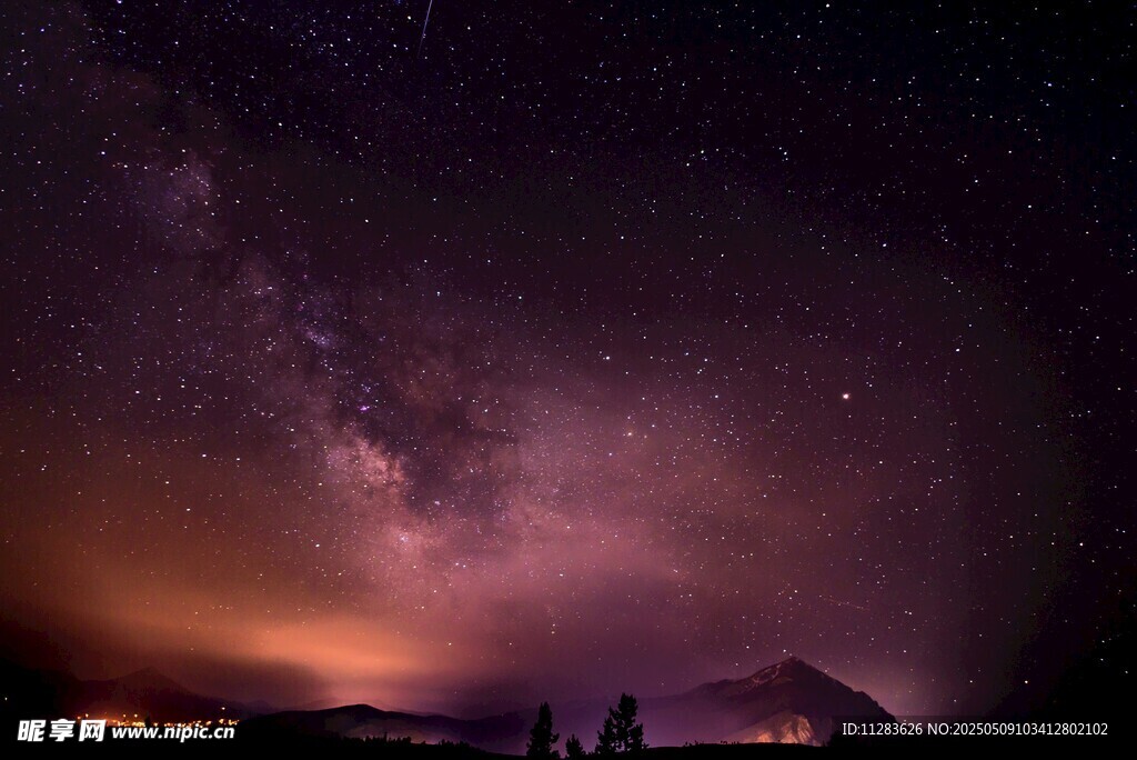 梦幻星空下的壮丽夜景
