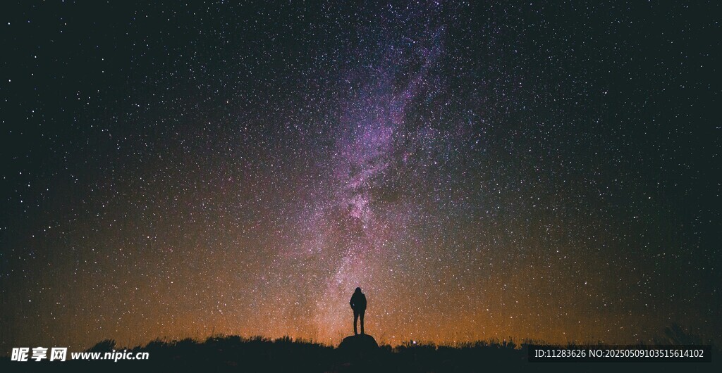 星空下的孤独身影