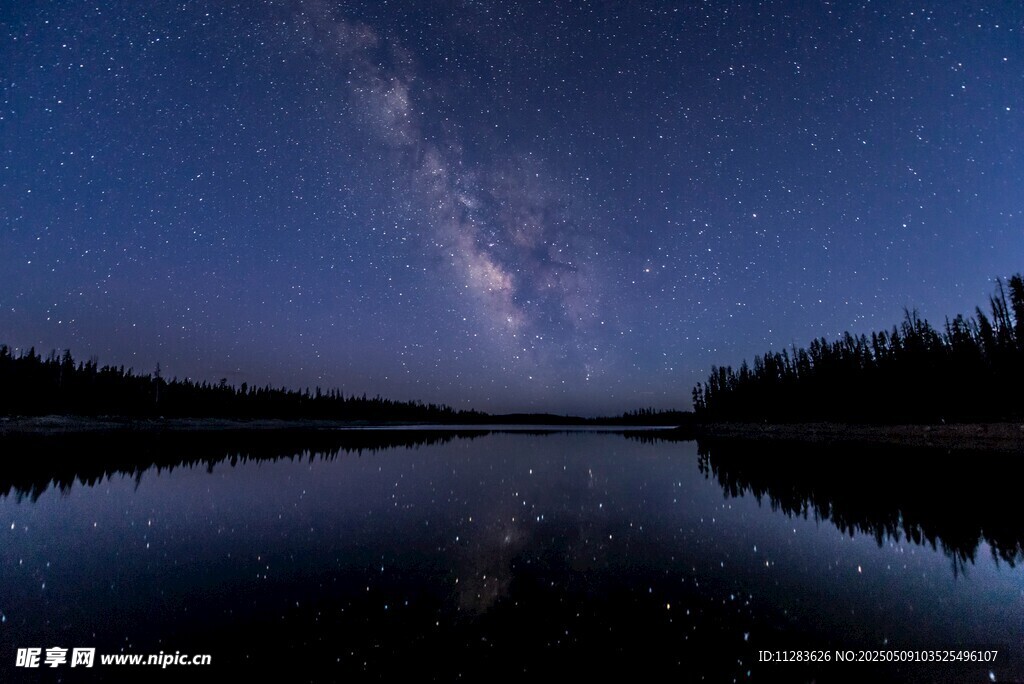静谧湖畔星空倒影美景