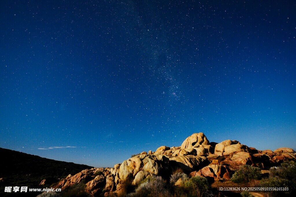 星空下的嶙峋岩石