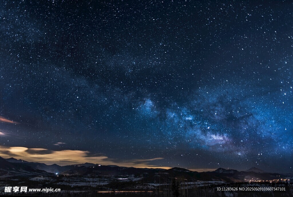 璀璨星空下的壮丽夜景