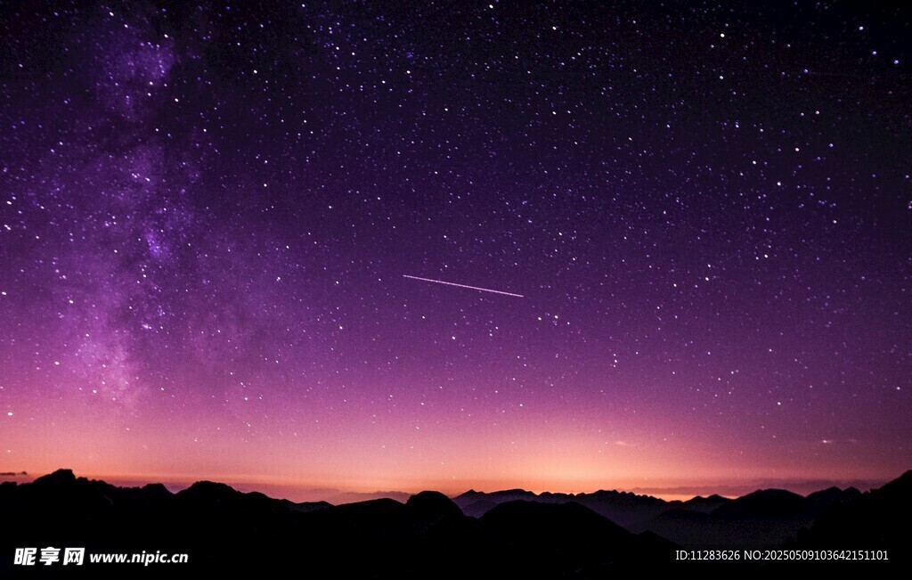 梦幻星空下的壮丽天际线