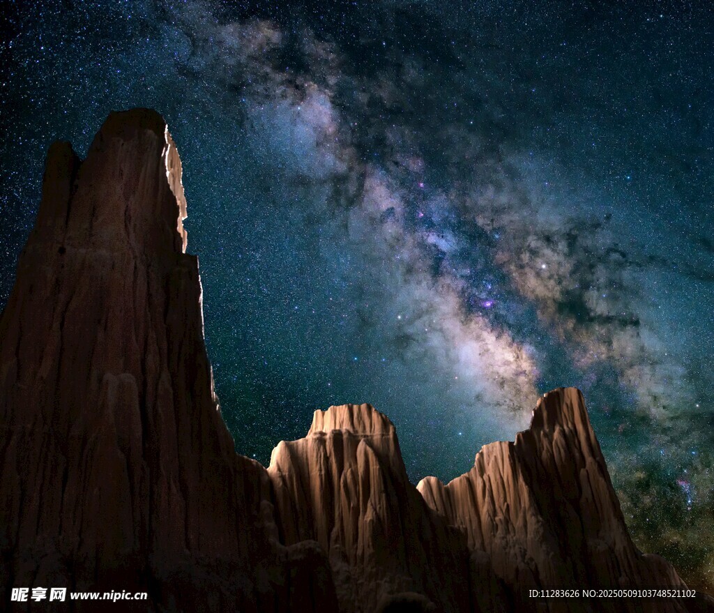 星空下的壮丽岩石景观