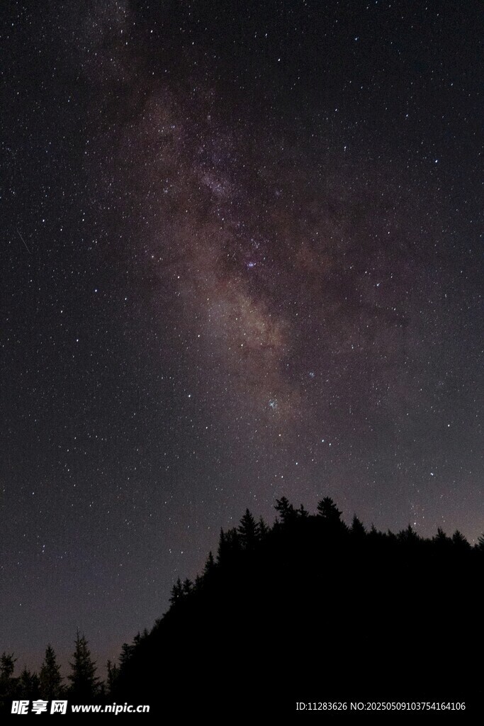 夜空下的山峦与璀璨星河
