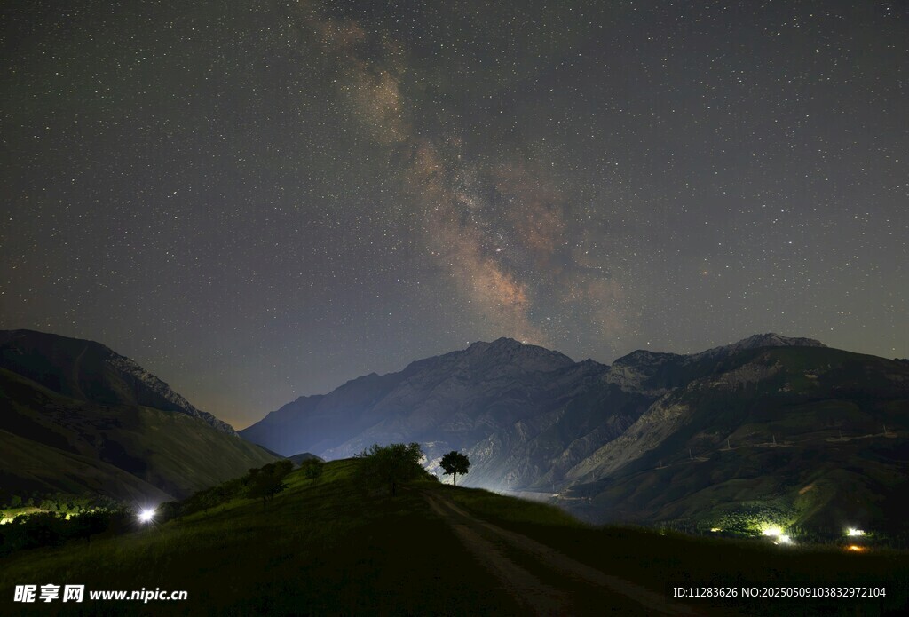 山间夜路星空美景
