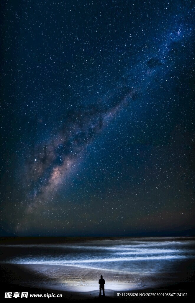 海边星空下的孤独身影