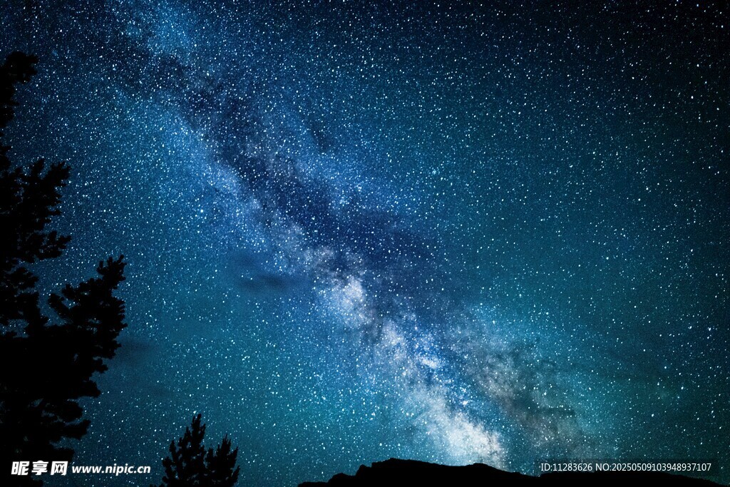璀璨星空下的静谧景象