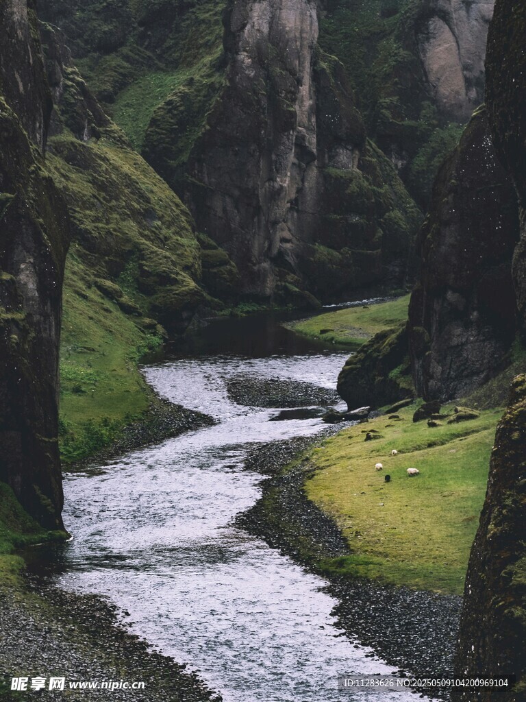 山间蜿蜒溪流与翠绿景致
