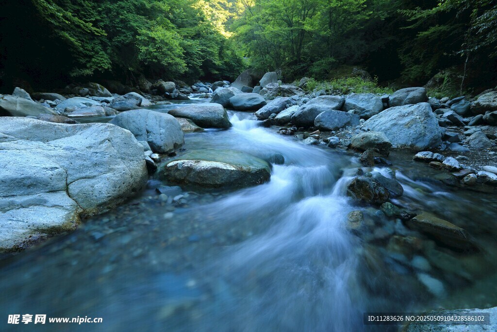 山间溪流潺潺过石间