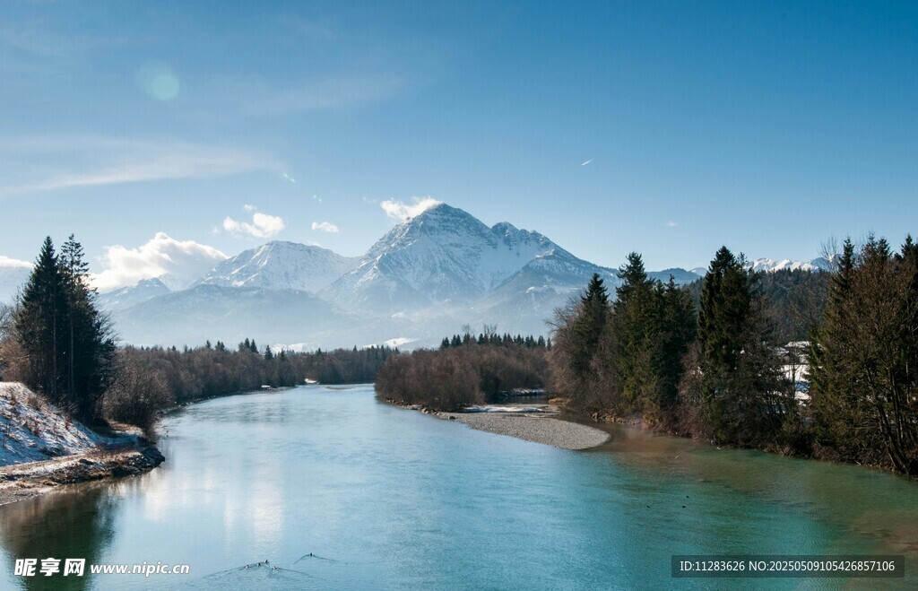 河畔青山美景