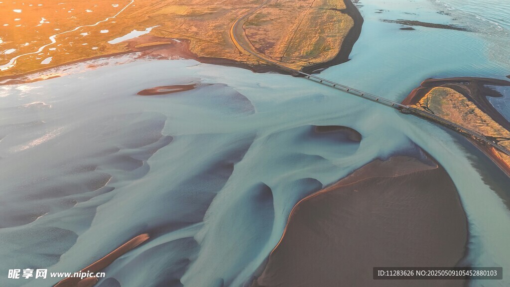 蓝色河流与周边地貌景观