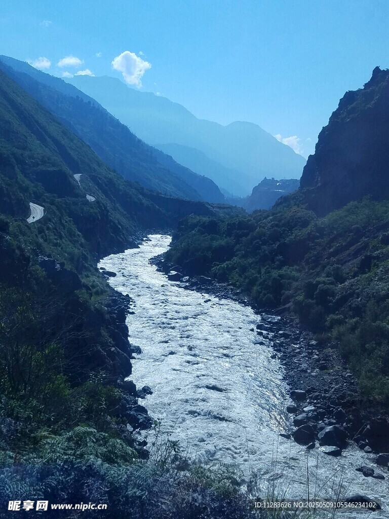 山间蜿蜒河流壮丽风光