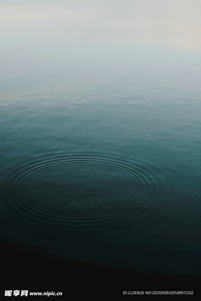 平静海面的广阔景象