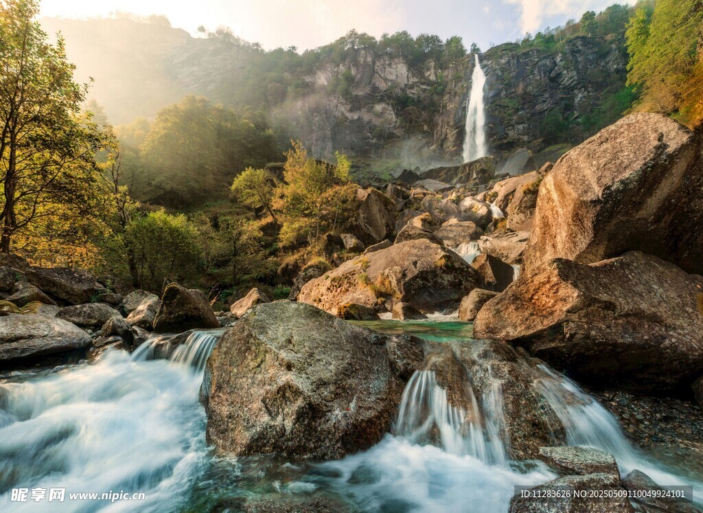 山间飞瀑与湍急溪流美景