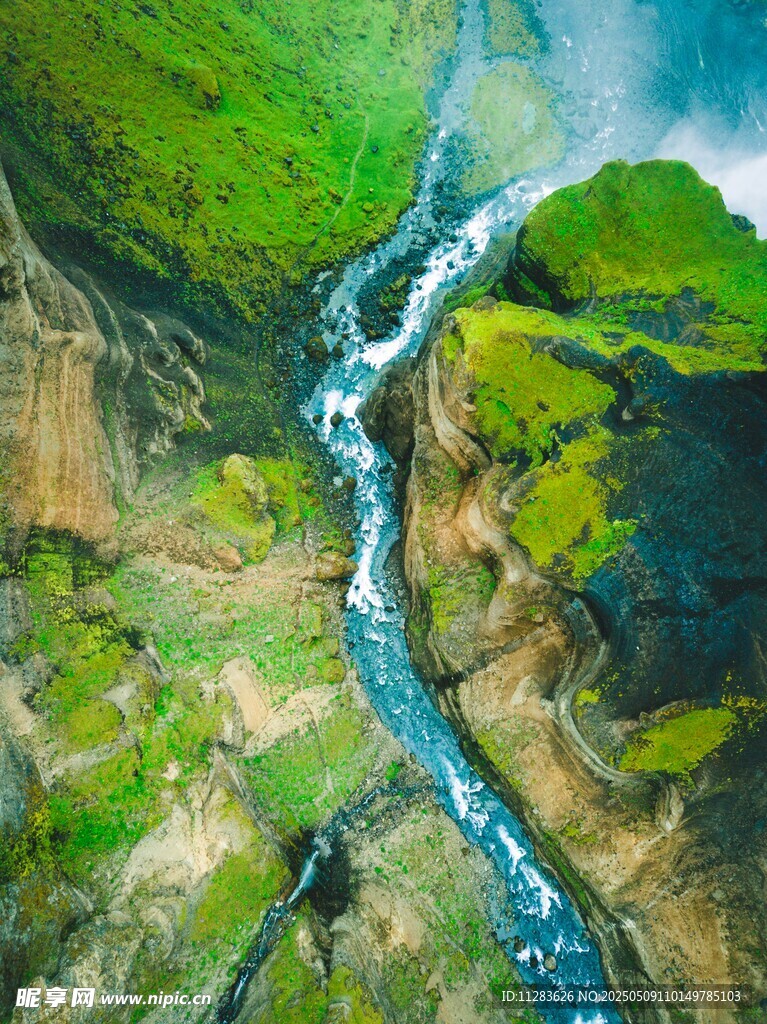 航拍山间蜿蜒河流美景