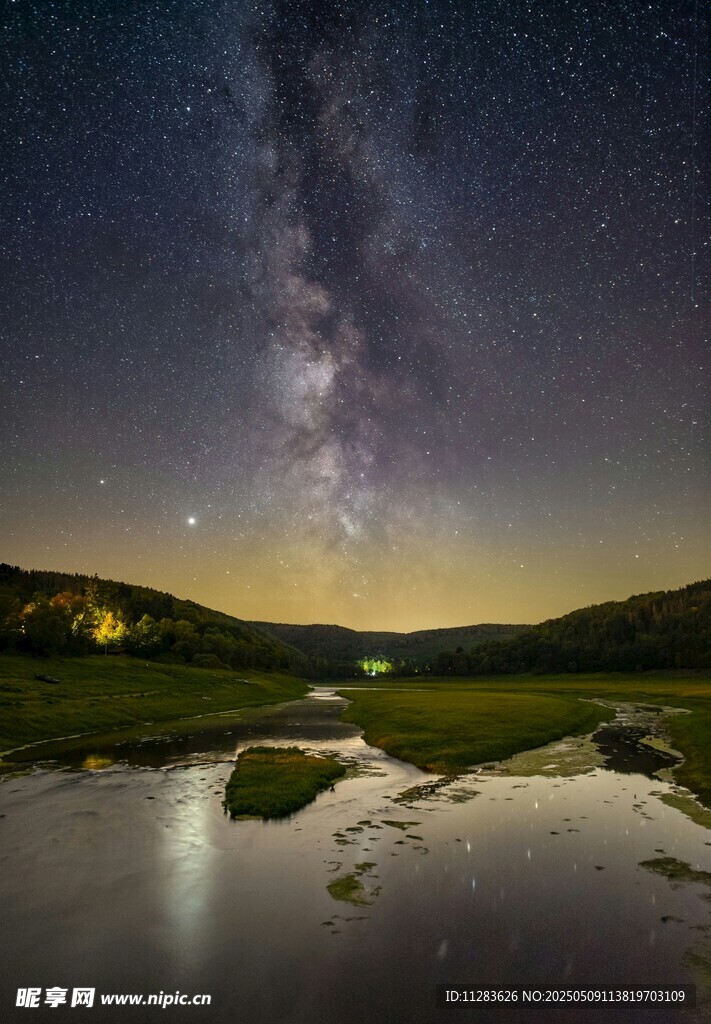 湖畔星空夜景迷人
